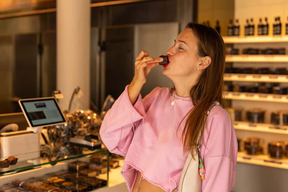 Amsterdam: 10 Tastings Guided Food Tour by UNESCO Canals - Gastrovino on Spui Square: the cheese shop start that sets the tone