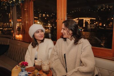 Amsterdam: 2-Hour Canal Cruise incl. Drinks & Dutch Snacks - What’s Included on the Boat: Snacks, Drinks, Blankets, and Comfort