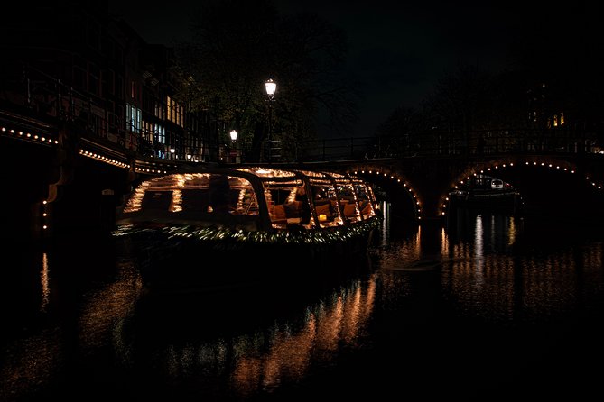 Amsterdam 2-Hour Evening Cruise With Live Guide and Bar - Food, drinks, and comfort: Dutch snacks, bar rules, and what to expect onboard