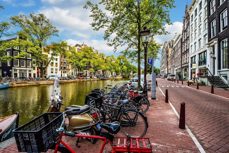 Amsterdam: 3-Hour Private Bike Tour of the City Center - Dam Square and the Canal Belt: seeing the city’s big geometry