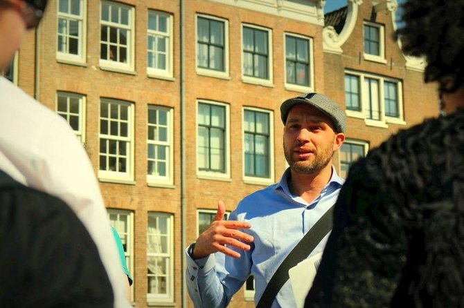 Amsterdam Architecture Tour - Huis Bartolotti: the canal house with gardens you can spot in your mind
