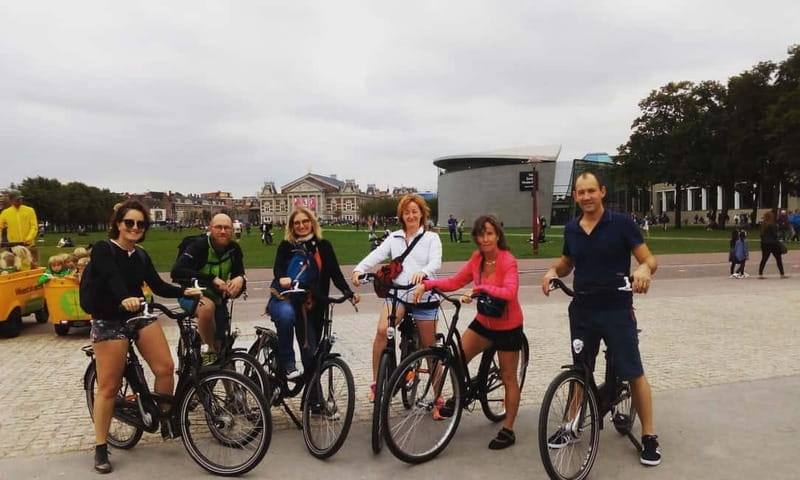 Amsterdam bike tour with a French-speaking guide local! - The bike setup: Batavus, hand brakes, and why that matters