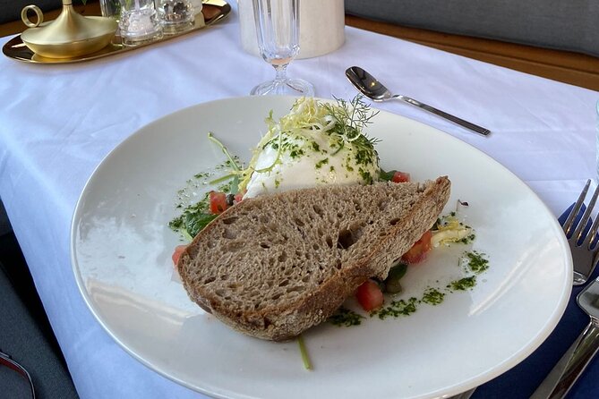 Amsterdam Breakfast Cruise on Private Luxury Boat - Guided commentary that keeps its balance