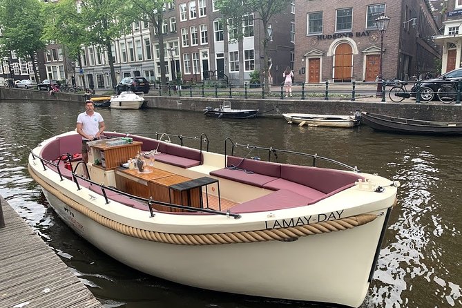 Amsterdam canal cruise in open boat – Guided tour - The On-Board Experience: Skippers, Hosts, and the Open-Boat Reality