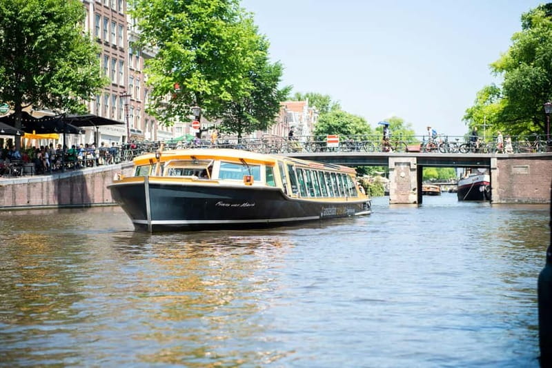 Amsterdam canal cruise with culinary burger or cheese & wine - Burger vs Cheese & Wine: what you’re really choosing