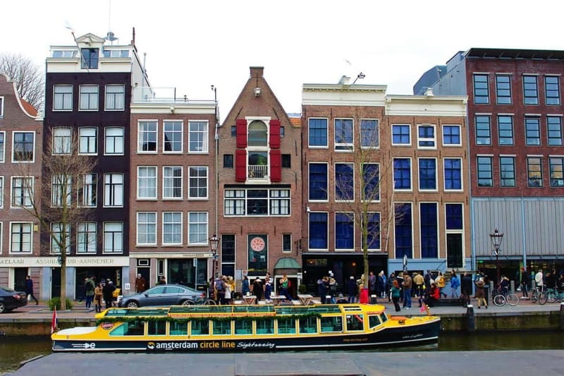 Amsterdam canal cruise with culinary burger or cheese & wine - Cheese & Wine Cruise: three cheeses, three wines, and a 90-minute tasting rhythm