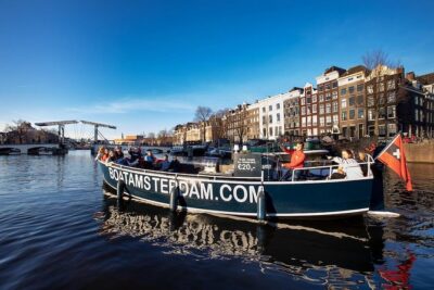 Amsterdam Canal Cruise With Live Guide and Unlimited Drinks - 100% electric boat comfort: views, warmth, and the drink rhythm