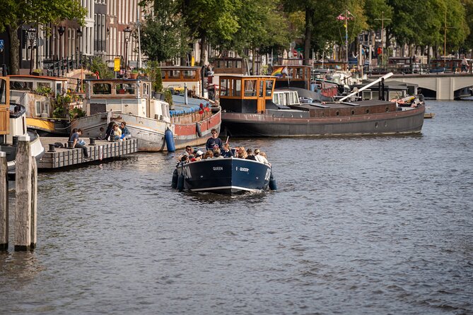 Amsterdam Canal Cruise with Live guide & Two drinks - Central St. - What the live guide does best on this cruise