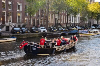Amsterdam Canal Cruise with Open Bar - Central Station - The open bar setup: what’s included and how to handle it