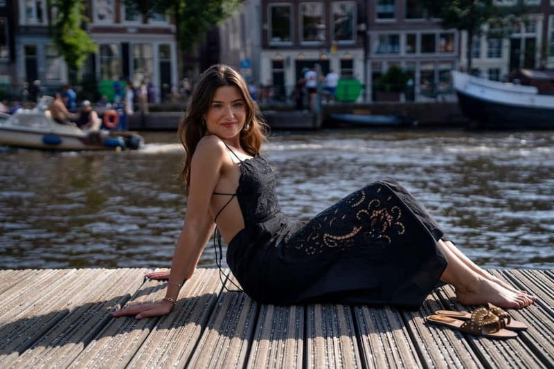 Amsterdam Canals Photoshoot: Private Solo, Family or Couples - Stop one: the Prins Hendrikkade and Damrak Avenue photo time