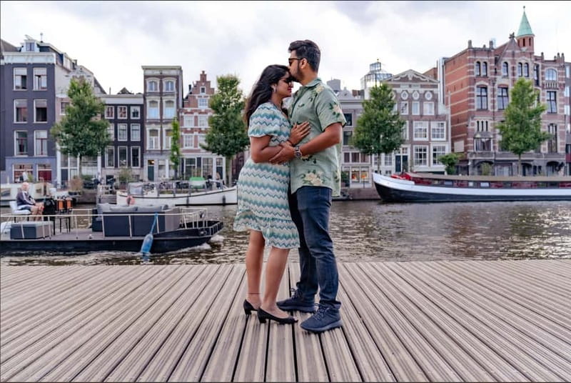 Amsterdam Canals Photoshoot: Private Solo, Family or Couples - Love shoot: your fun date, guided but not staged