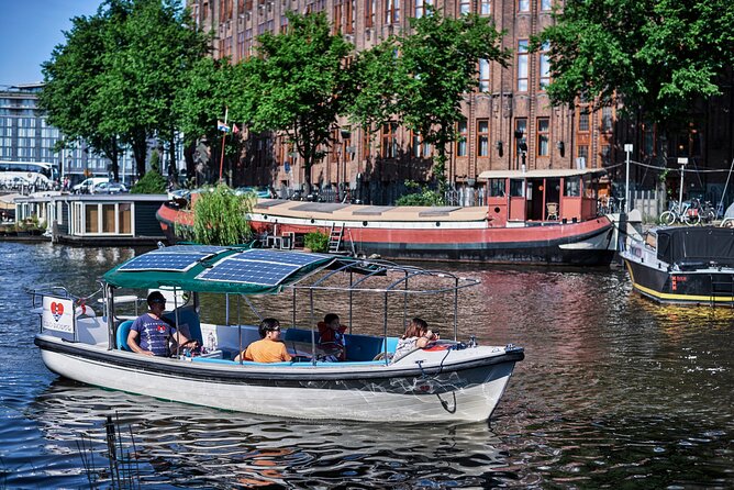 Amsterdam Essence in German: 90-minute waterway trip - Skipper Paap’s Small-Canal Route: What You’ll Likely See