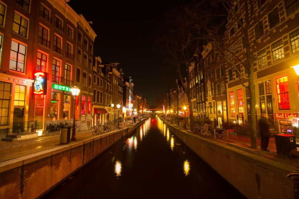 Amsterdam: Exclusive Red Light District Tour and Drink - Oude Kerk and the Binnenstad: old Amsterdam before the hard part