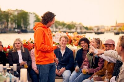 Amsterdam: Exclusive Tulip Tour Canal Cruise - Getting on board at Prins Hendrikkade (and what to expect)