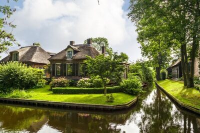 Amsterdam: Giethoorn Tour Scenic Cruise, Cheese & Free Time - Luxury coach ride to Giethoorn: comfort plus real narration