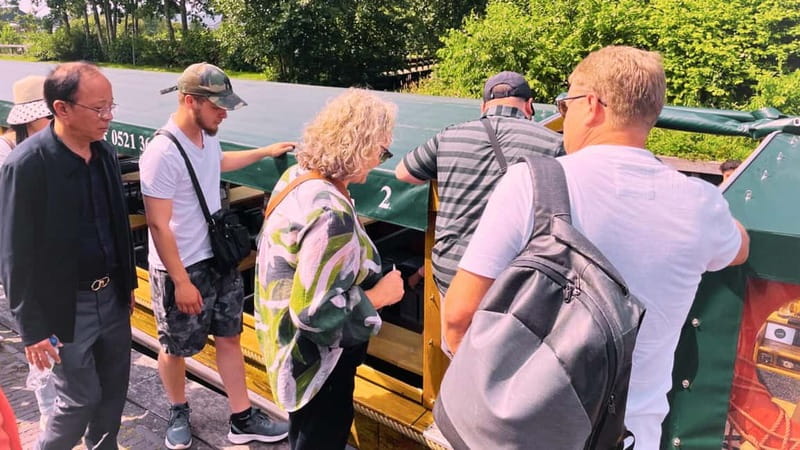 Amsterdam: Giethoorn & Zaanse Schans Small Group Day Trip - Cheese Farm Tasting: why 20+ samples actually teach you something