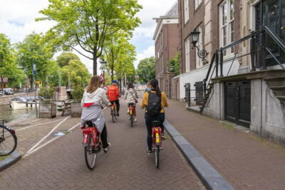 Amsterdam: Guided Bike Tour City Centre in EN/DE/FR/ES - Meet at AmsterBike: what the start feels like