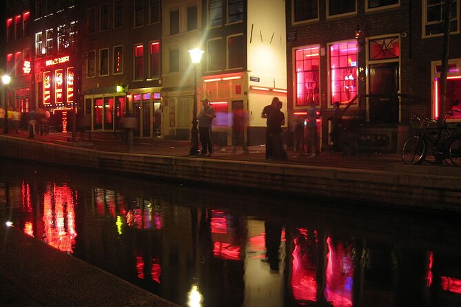 Amsterdam: Guided Red Light District and City Walking Tour - Stop-by-stop: what you’ll see around Dam Square