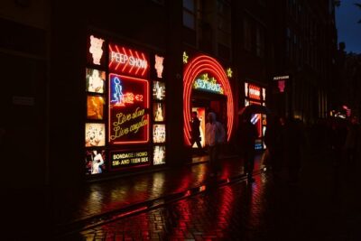 Amsterdam: Guided Red Light District and City Walking Tour - Meeting at Geldersekade 2 and timing you can actually use