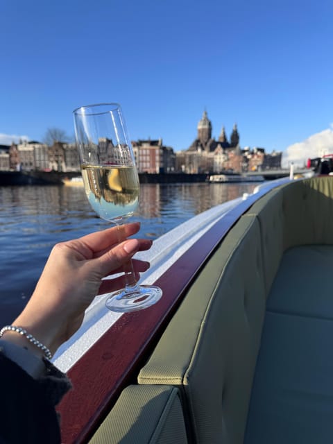Amsterdam: Historic Boat Cruise with open bar and nibbles - Meeting at Hotel Canalview: easy to find, easy to start