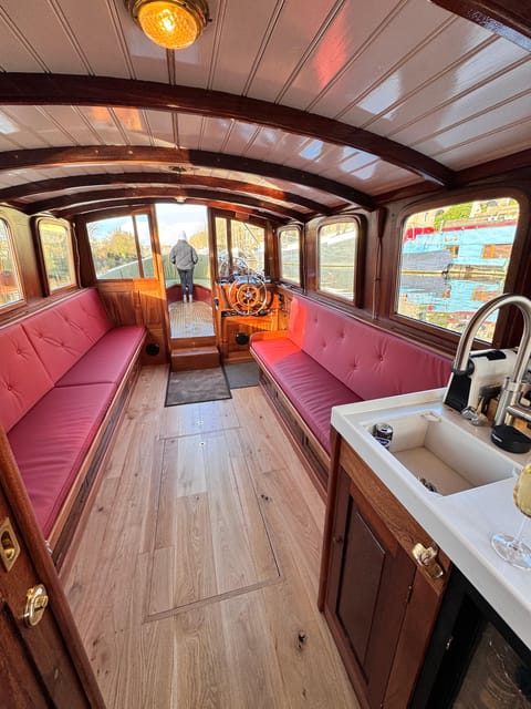 Amsterdam: Historic Boat Cruise with open bar and nibbles - Open bar and nibbles: why this is more than just a perk