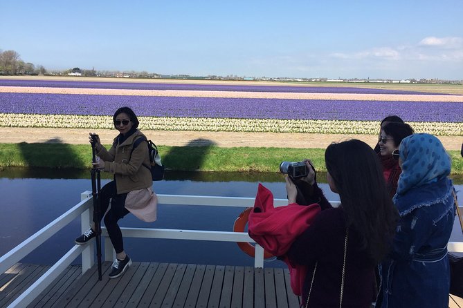 Amsterdam: Keukenhof Tulip Gardens and Giethoorn with Boat Tour - Guides and group size: what “small group” actually means here