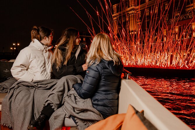 Amsterdam Light Festival: Canal Cruise + Bite & Unlimited Drinks - Group Size, Seat Comfort, and How to Get Better Viewing