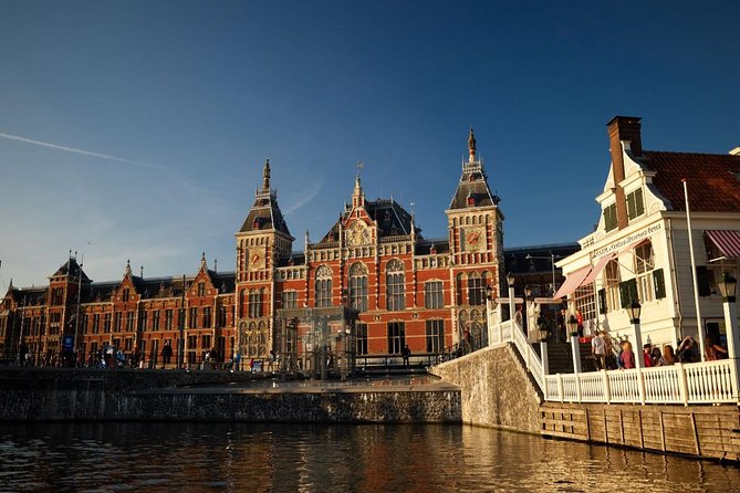 Amsterdam Light Festival: Saloon Boat Cruise + Hot Drinks & Bite - Who This Cruise Fits Best (and Who Might Skip It)