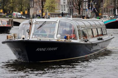 Amsterdam Live Guided Sightseeing Canal Cruise - Starting at Amstel 51F: Finding the Boat Without Stress
