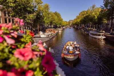 Amsterdam: Luxury Canal Cruise with Optional Snacks & Drinks - Your live guide and skipper: the difference between facts and fun