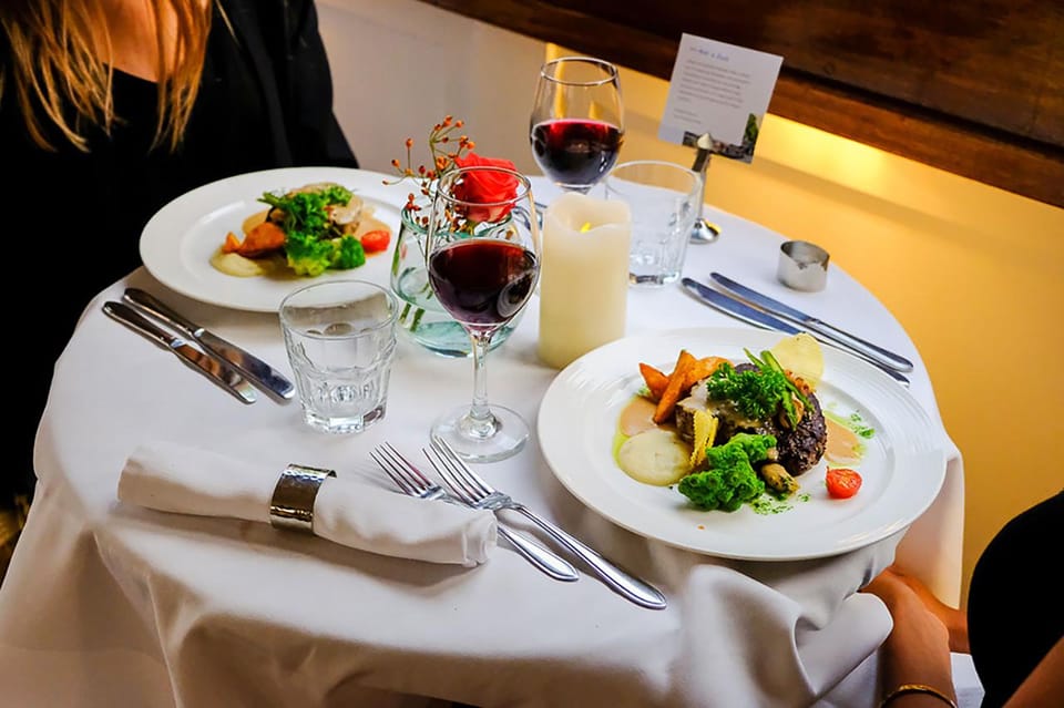 Amsterdam: Luxury Saloon Boat Cruise with 3-Course Dinner - The first 20 minutes: aperitif, garnish, and getting settled