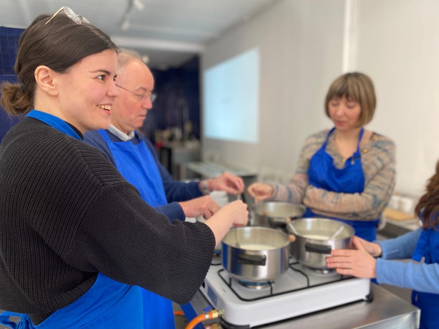 Amsterdam: Make your cheese next to De Hallen - What happens when you arrive: tea, intro, and the two coagulation types