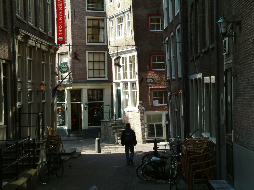 Amsterdam Old City Private Walking Tour - Entering Amsterdam’s medieval story from the first steps