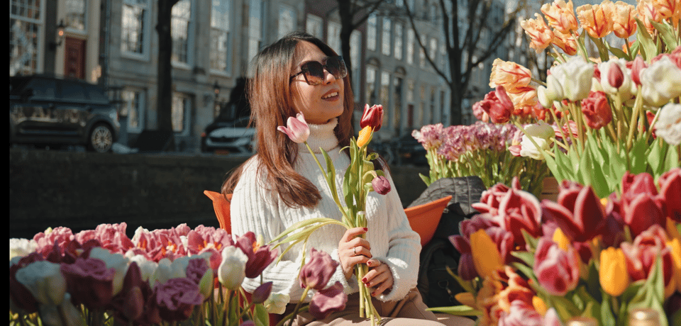 Amsterdam: Premium Tulip Boat Canal Tour - The tulips on board: what lifelike flowers add (and what to watch for)