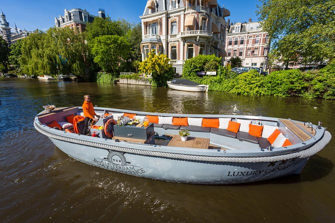 Amsterdam Private Boat Trip With Skipper, Burger and Beers - What 1 hour 30 minutes feels like on the canals