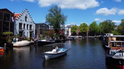 Amsterdam: Private Canal Tour - Finding the boat with the light blue canvas roof