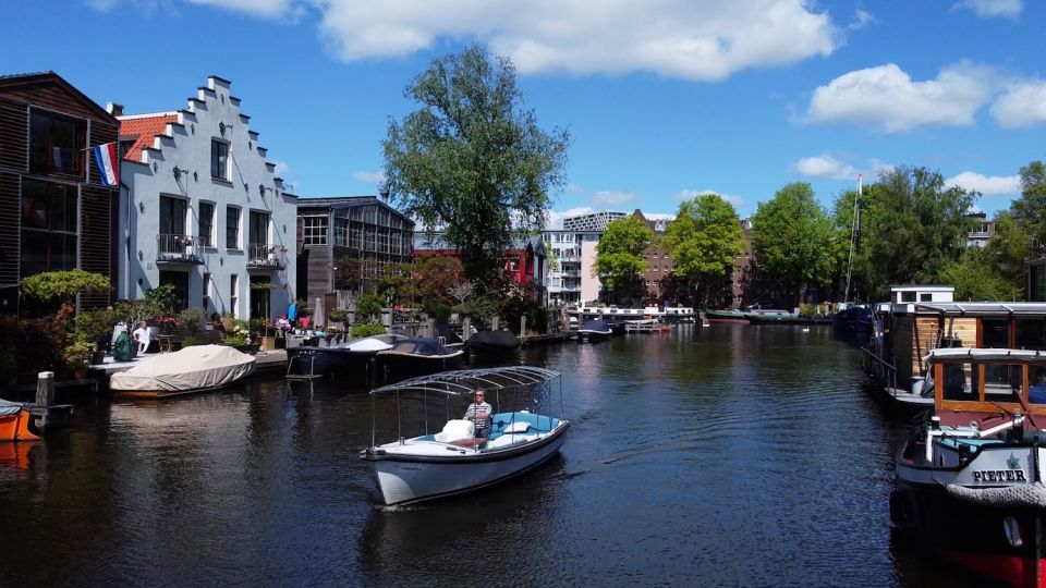 Amsterdam: Private Canal Tour - Finding the boat with the light blue canvas roof