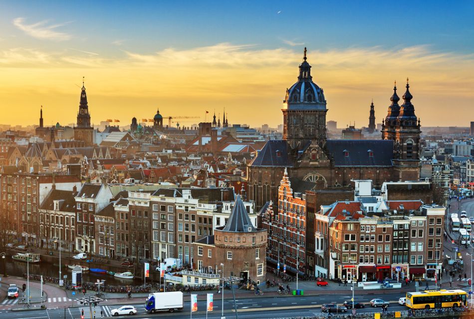 Amsterdam: Private Guided Walking Tour - Medieval Center on Foot: Cobblestones, Small Streets, Big Changes