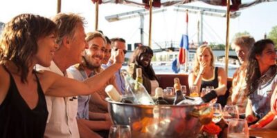 Amsterdam: Private Luxury Cruise with Pizza and Drinks - Boat comfort, Roos, and the meeting point right by Apple