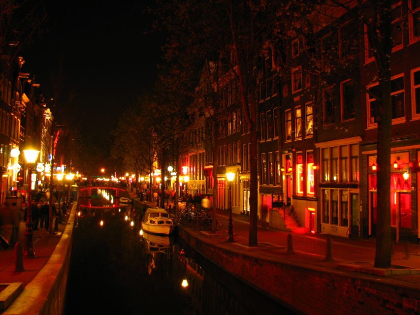 Amsterdam: Private Red Light District and Food Tour - Why this Red Light District + food pairing works