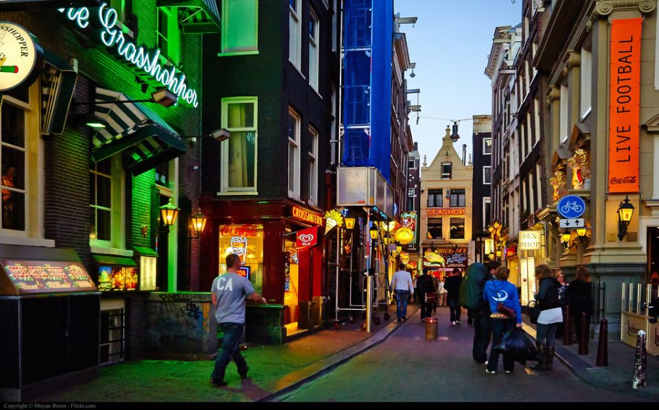 Amsterdam: Private Red Light District and Food Tour - Meeting point and how the 2-hour walk flows