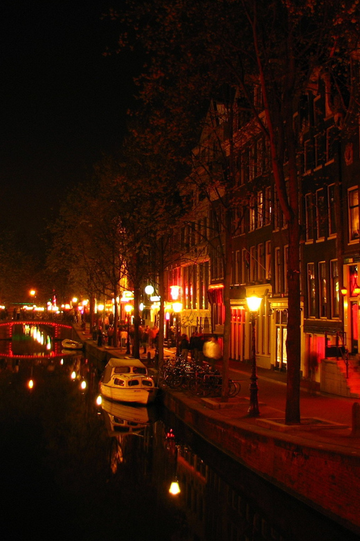 Amsterdam: Private Red Light District Tour in Spanish - Getting your bearings: a Red Light District tour that doesn’t feel random