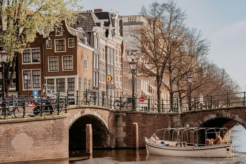 Amsterdam: Private Romantic Canal Cruise w. Prosecco/Snacks - Meeting at Keizersgracht 401 without stress