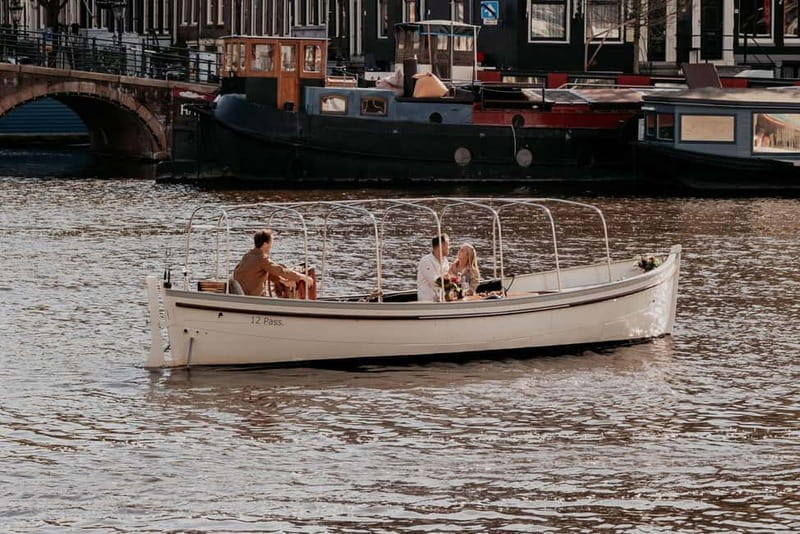 Amsterdam: Private Romantic Canal Cruise w. Prosecco/Snacks - Snacks, Prosecco, and warmth that actually helps