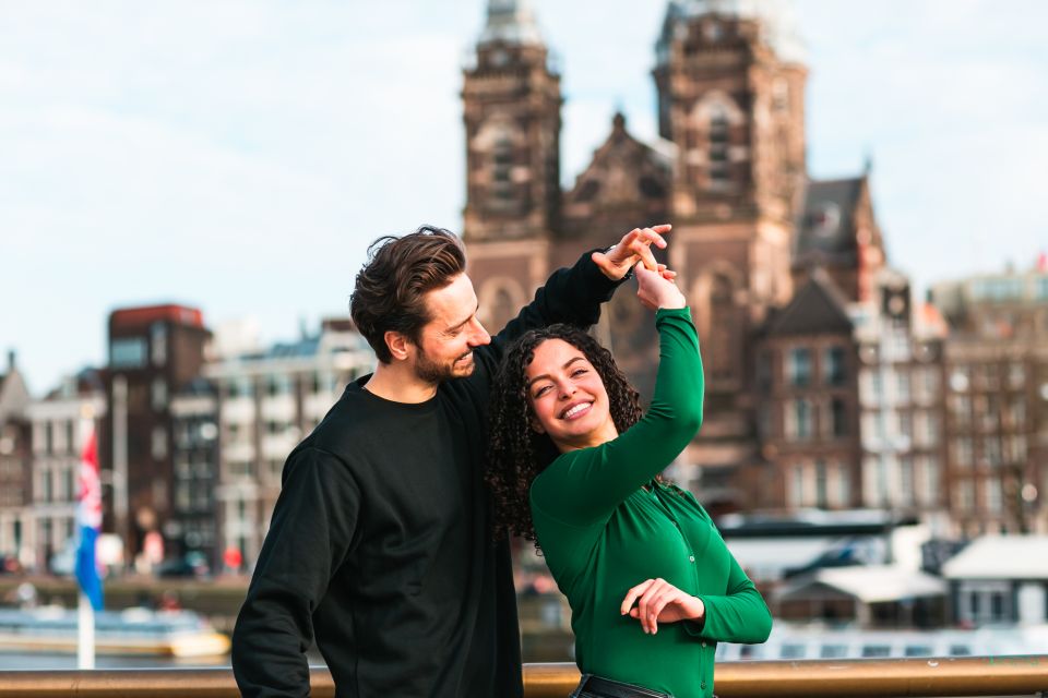 Amsterdam: Professional photoshoot at Centraal Station - Price and value: $113 per group (up to 8 people)