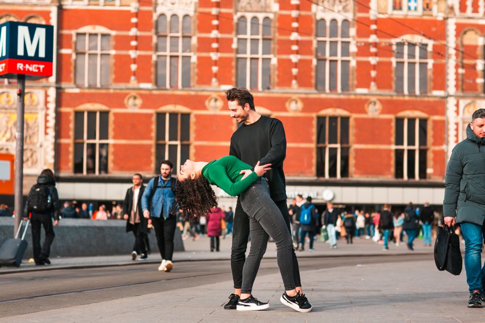 Amsterdam: Professional photoshoot at Centraal Station - The 30–45 minute flow: Stationsplein 42 to the main photo stop
