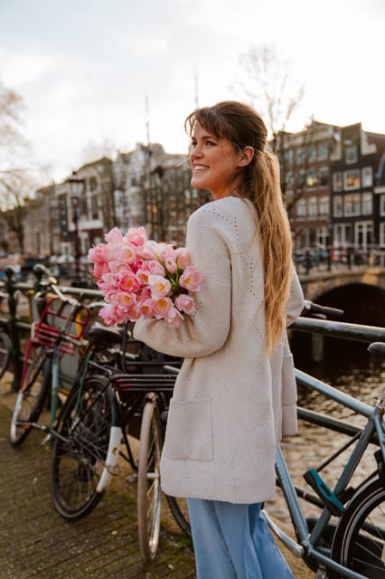 Amsterdam: Professional Photoshoot at the Canals - Damrak Avenue and the famous Amsterdam scene