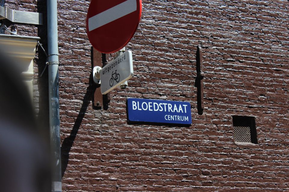 Amsterdam: Red Light District 1-hour Smartphone Audio Tour - Ending at Nieuwmarkt: Waag building and the city-gate story