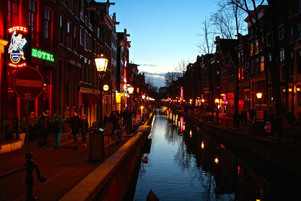 Amsterdam: Red Light District and Coffeeshop tour - The guide makes or breaks it: friendly, engaging, and answer-first
