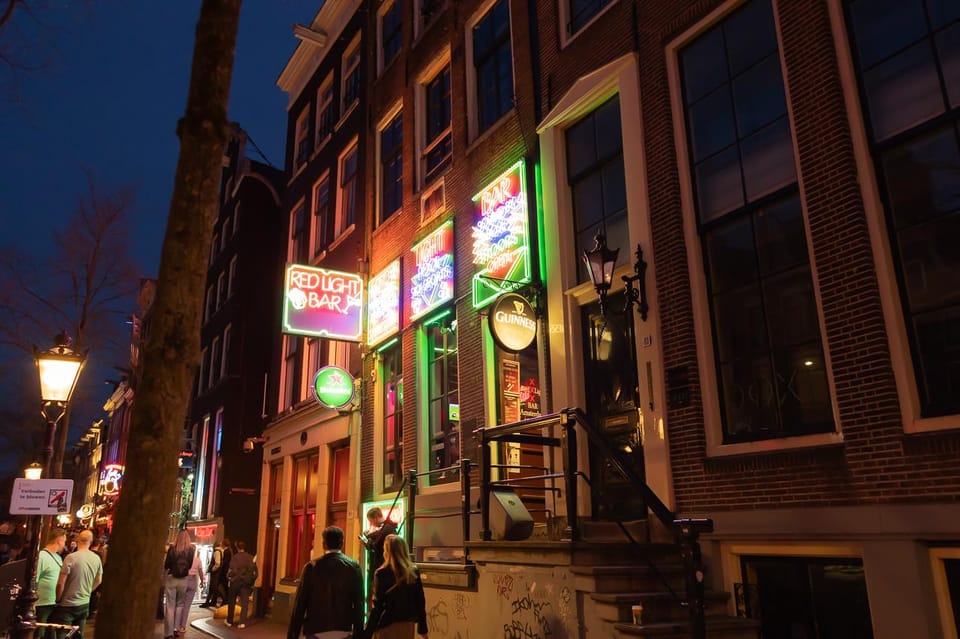 Amsterdam: Red Light Tour Exclusive + Peep Show - Borstplaat in brons: a small stop that adds weight